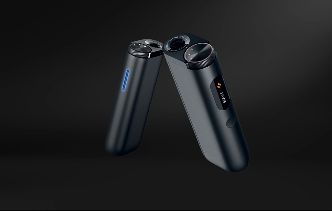 glo™ уред за загревање тутун поставен на маса, со модерен и елегантен дизајн.