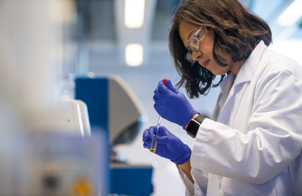 znanstvenica radi na studiji o grijanom duhanu